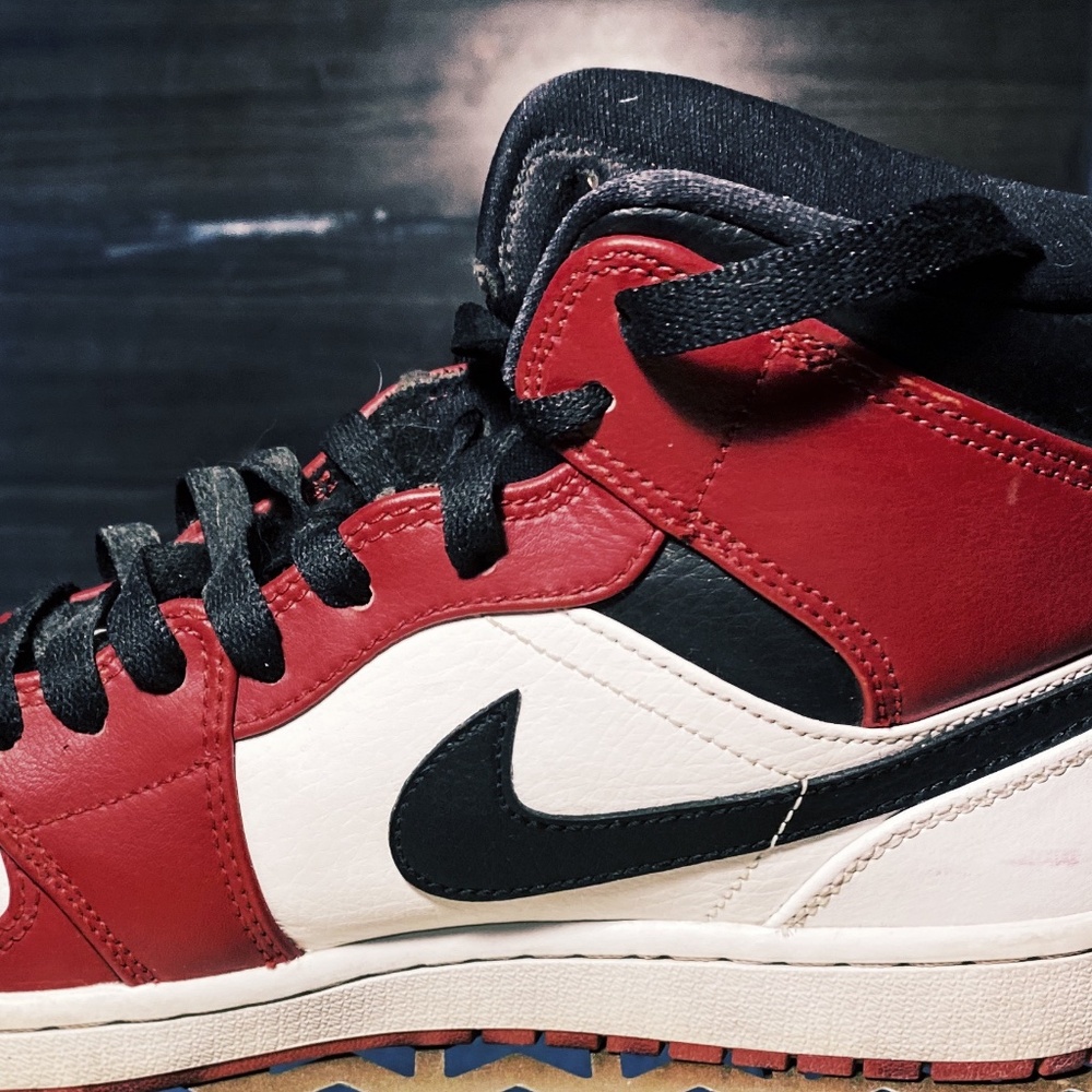 Jordan 1 Chicago Mid Toe size 9 Pre Owned
